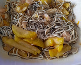 Foto del paso 4 de la receta: Huevos fritos con gulas y gambas