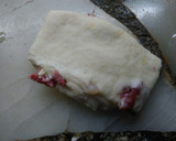 Foto del paso 5 de la receta: Bizcochos de salame y queso con hojaldre express