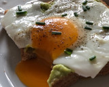 Foto del paso 3 de la receta: Tostada de aguacate y huevo