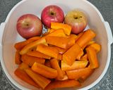 Foto langkah ke 1 dari resep Carrot and Apple Juice.