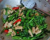 Foto langkah ke 5 dari resep Tumis Tempe Kangkung Putih Telur.