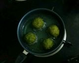 A picture of step 7 of Cheesy spinach bombs.