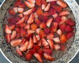 Foto langkah ke 2 dari resep Puding Susu Strawberry.