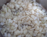 Foto del paso 2 de la receta: Carrilleras de cerdo en salsa de cebolla y vino blanco
