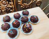 A picture of step 5 of Marie Cocoa balls with almonds inside.