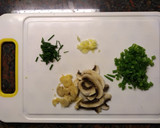 Foto del paso 1 de la receta: Salsa de brotes de cebolla blanca, champignon y ciboulette para tallarines