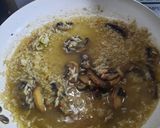 Foto del paso 5 de la receta: Arroz con azafrán y hongos (tipo risotto)