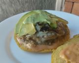 Foto del paso 10 de la receta: Hambur-arepa con aguacate🥙 cebolla caramelizada y mayomostaza ahumada🫓🍔