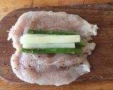 Foto del paso 8 de la receta: Pechuga de pollo rellena con espárragos, verduras gaceadas y salsa de vino con pasas