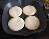 Foto del paso 1 de la receta: Arepas con jamón y rulitos de queso