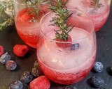 Foto del paso 2 de la receta: Cocktail de ginebra, bitter kas y romero