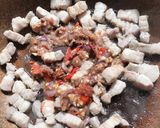 รูปขั้นตอนการทำที่ 3 ของ ผักกูดหมูสามชั้นผัดกะปิ