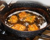 A picture of step 3 of Vegetable Manchurian with gravy.