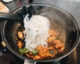 รูปขั้นตอนการทำที่ 15 ของ ก๋วยเตี๋ยวเส้นจันท์ผัดต้มยำไก่
