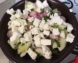 Une image de l'étape 6 de Salade de concombre, radis, tomates à la menthe et feta.
