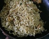Foto langkah ke 4 dari resep Indomie goreng spesial.