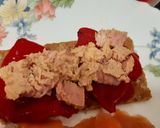 Foto del paso 2 de la receta: Tostas de salmón con Cabrales y atún con piquillos para entrante o cena ligera