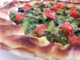 Torta salata con broccoli, briè, pomodorini e parmigiano
