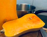 Une image de l'étape 1 de Soupe de butternut parfumée à la fève de Tonka, croûtons à l’ail rose.