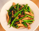 A picture of step 4 of Stir-fried string beans and pork with sweet soy sauce.