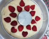 Foto del paso 3 de la receta: Torta esponjosa con frutillas 🍓🍓