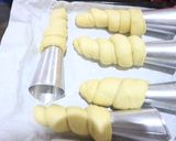 Foto langkah ke 4 dari resep Vla Horn Bread.