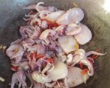 Foto langkah ke 2 dari resep Cumi Pedas Manis.