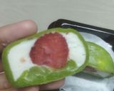 Foto langkah ke 4 dari resep Ichigo Daifuku Mochi Strawberry.