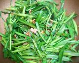 รูปขั้นตอนการทำที่ 4 ของ ผัดผักบุ้งหมูสับน้ำพริกสูตรกุยลิน