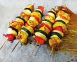 Foto del paso 4 de la receta: Brochetas de pavo al horno