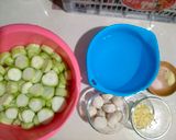 Foto langkah ke 1 dari resep Oyong Kuah Bakso Ikan.