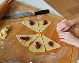 Rogaliki drożdżowe z konfiturą różaną krok przepisu 7 zdjęcie