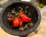 Foto del paso 3 de la receta: Salsa Asada de Chile Serrano (Molcajeteada)