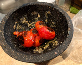 Foto del paso 3 de la receta: Salsa Asada de Chile Serrano (Molcajeteada)