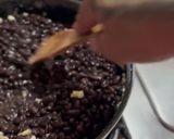 Foto del paso 2 de la receta: *Frijoles Negros con Elotes y Crema*
