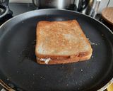 A picture of step 3 of Bell pepper tandoori mayonnise sandwich.