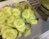 Une image de l'étape 2 de Concombre mariné crème et herbes salade feuille de chêne.