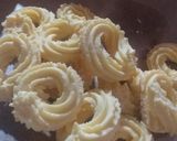 Foto langkah ke 3 dari resep Kue semprit maizena.