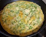 Foto del paso 4 de la receta: Tortilla de huevo con calabacita y queso