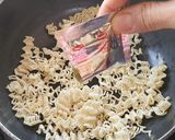 A picture of step 4 of Crispy Maggi Salad.