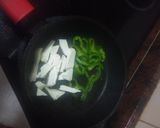 Foto del paso 3 de la receta: Bocadillo de lacón, queso fresco y pimiento verde frito