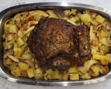 Foto del paso 7 de la receta: 🥩🍖Roast Beef al horno mechado con morrones y ajos sobre colchón de papas y cebollas 🍖🥩