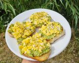 Foto del paso 3 de la receta: Tostón con Palta y Huevo