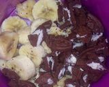 A picture of step 1 of Banana Oreo smoothie.