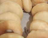 Foto langkah ke 7 dari resep Donat empuk tanpa kentang.