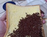Foto langkah ke 2 dari resep Roti Bakar Simpel Isi Coklat.