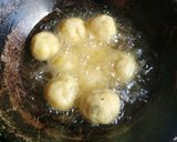 Foto langkah ke 4 dari resep Bola Ubi Isi.