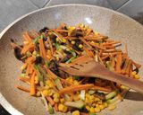Φωτογραφία βήματος 5 της συνταγής "Noodles chow mein με γαρίδες και σουρίμι" 🥡🍤