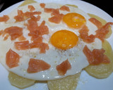 Foto del paso 3 de la receta: Huevos rotos con salmón ahumado y aguacate