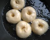 Foto langkah ke 2 dari resep Donat Maizena.